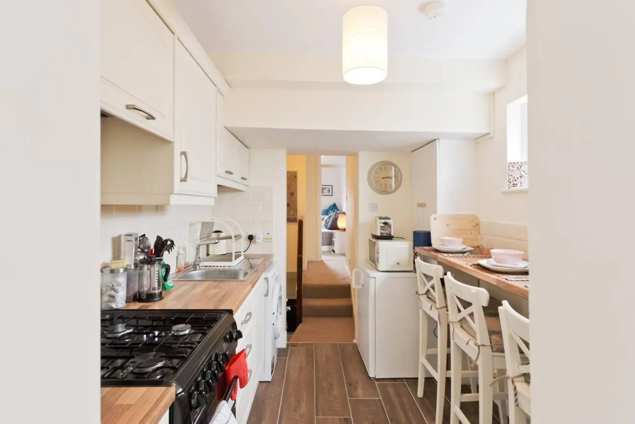 2 Bedroom Riverside Apartment Sleeps 5 Dublin 0*,