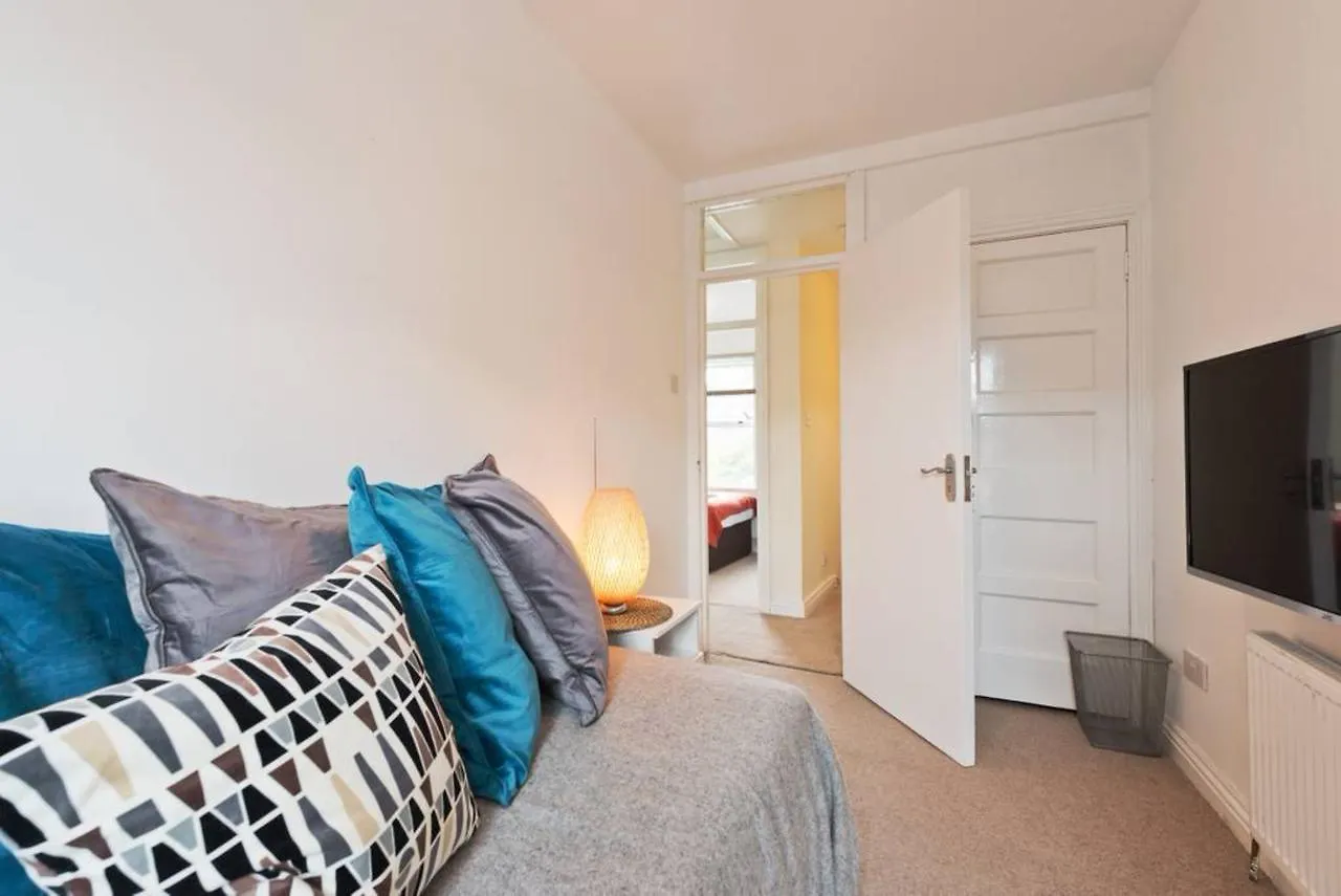 2 Bedroom Riverside Apartment Sleeps 5 Dublin 0*,