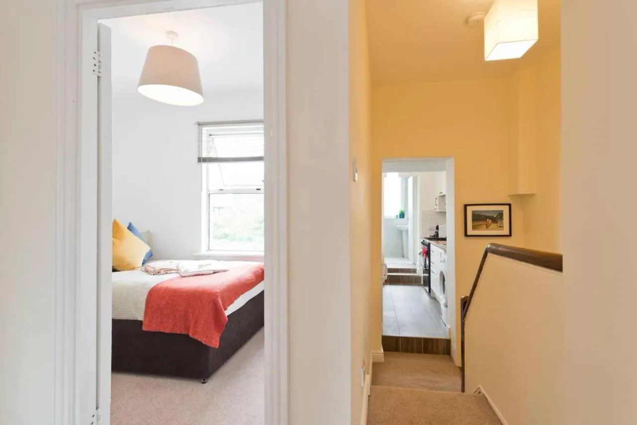 2 Bedroom Riverside Apartment Sleeps 5 Dublin 0*,  Írország