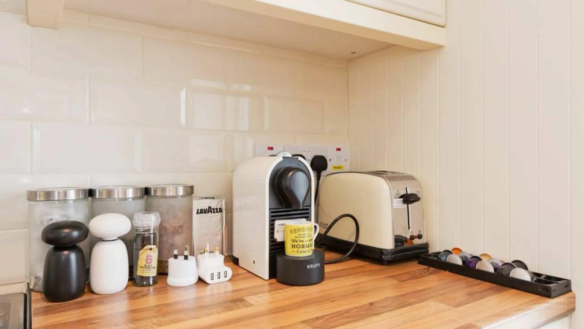 2 Bedroom Riverside Apartment Sleeps 5 Dublin 0*,  Írország