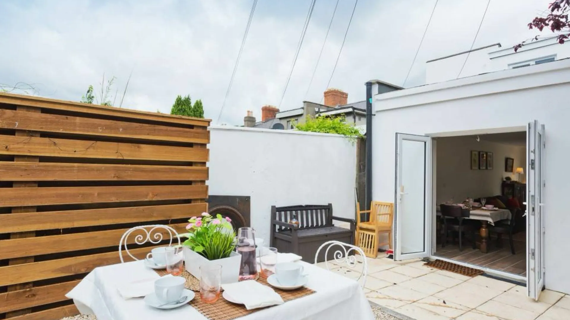2 Bedroom Riverside Apartment Sleeps 5 Dublin 0*,