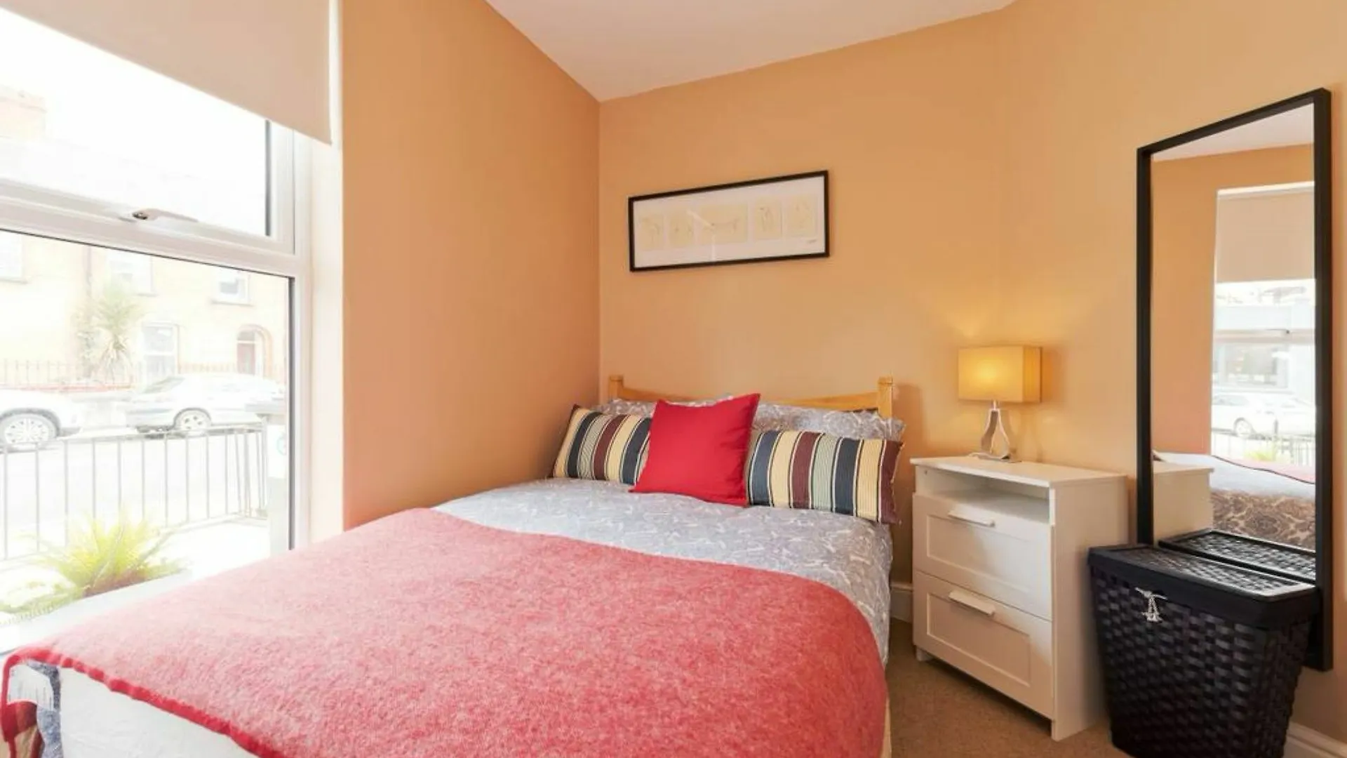 2 Bedroom Riverside Apartment Sleeps 5 Dublin 0*,