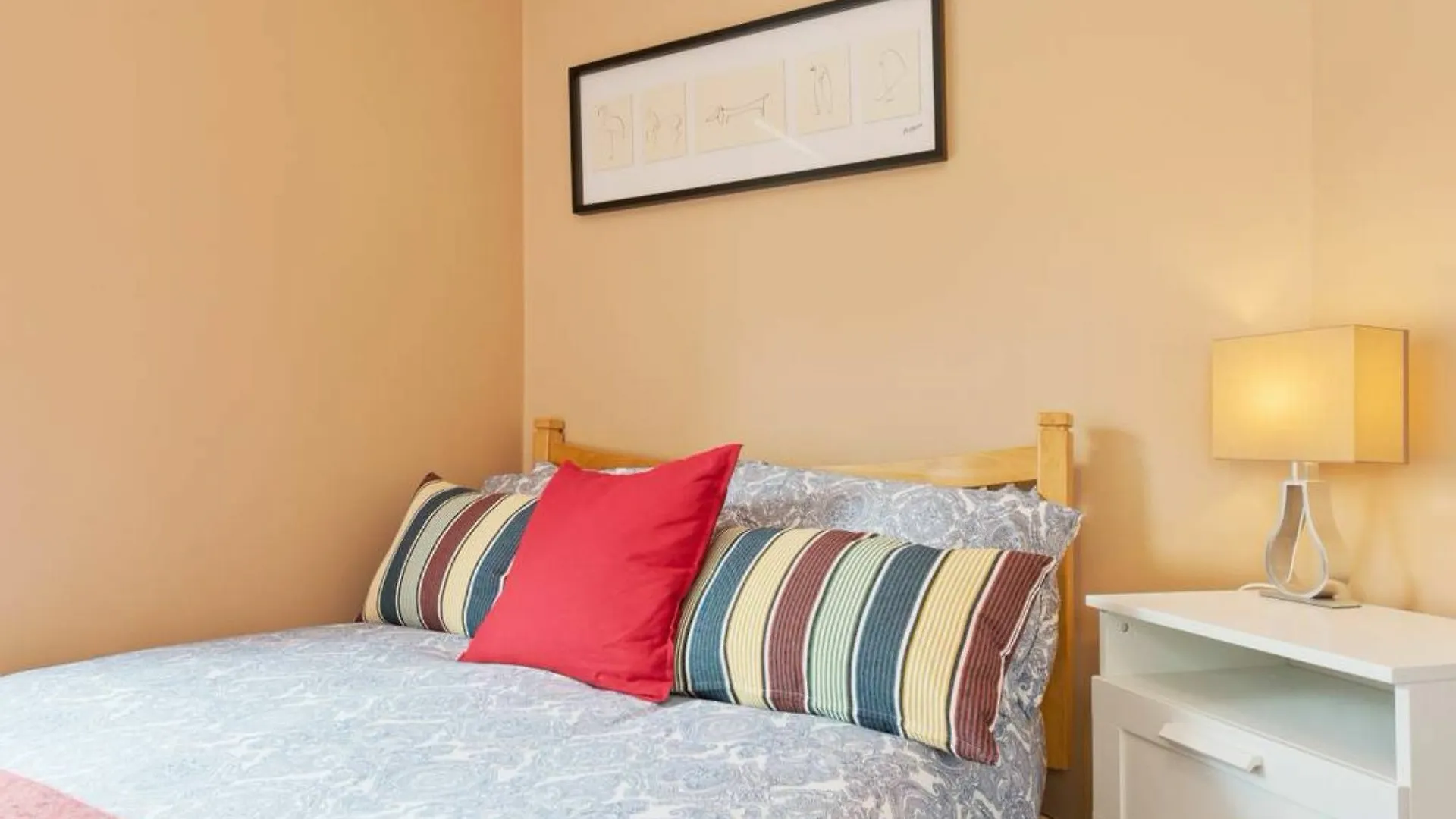 2 Bedroom Riverside Apartment Sleeps 5 Dublin 0*,  Irland