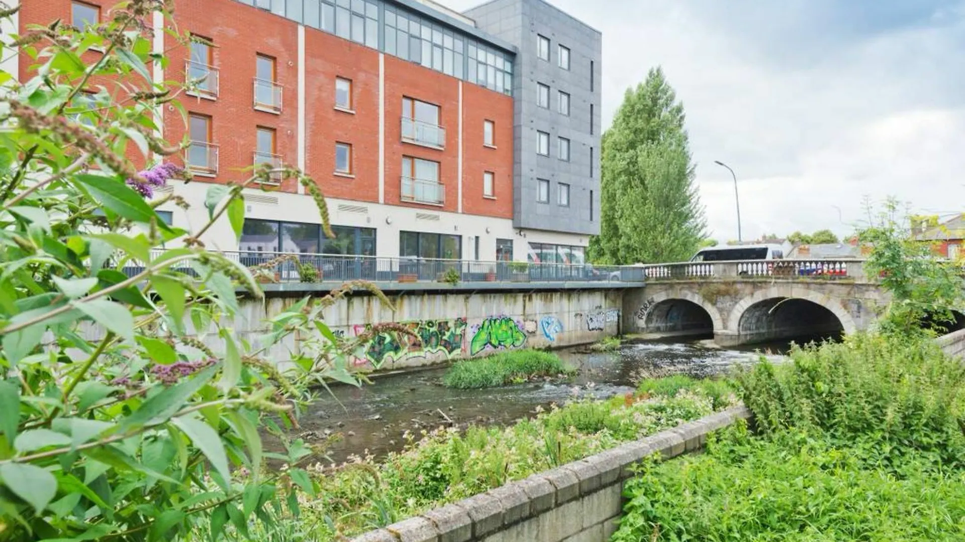 2 Bedroom Riverside Apartment Sleeps 5 Dublin